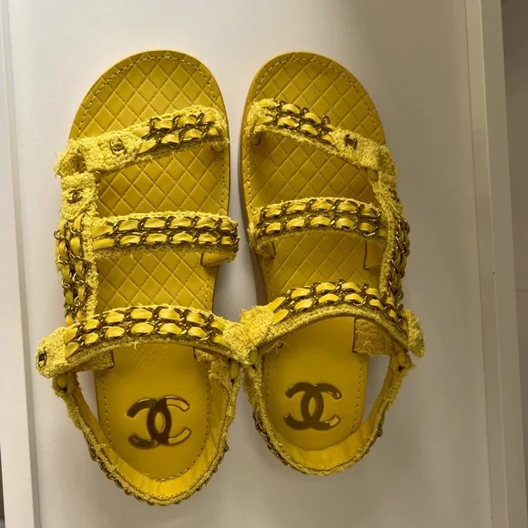 SOLD ❌ New 🌟 Rare Chanel CC Tweed Chain Yellow Sandals Size 39 - Picture 3 of 10